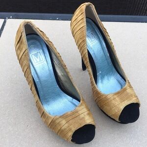 Makers Gold Pleated Peep Toe Platform Stiletto Heels Size 9